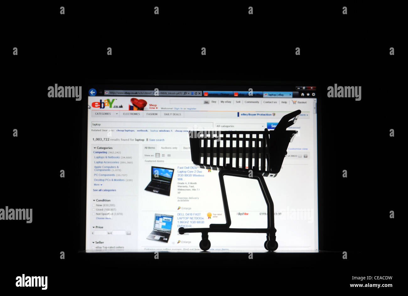 Schermo di computer con carrello di shopping RE INTERNET SHOPPING ONLINE EBAY ACQUISTO DI ACQUIRENTI DI FRODE GLI ACQUIRENTI DI REDDITO economico economia UK Foto Stock