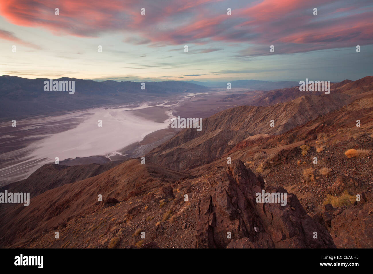 Sunset over Badwater Saline come visto da Dante in vista Parco Nazionale della Valle della Morte, CALIFORNIA, STATI UNITI D'AMERICA Foto Stock