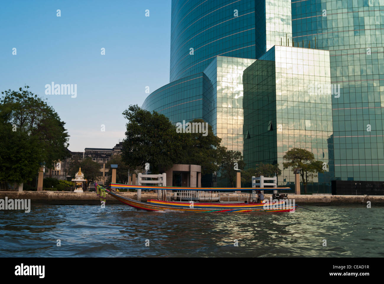 Architettura moderna e tradizionale, in barca sul Fiume Chao Phraya, Bangkok, Thailandia. Foto Stock