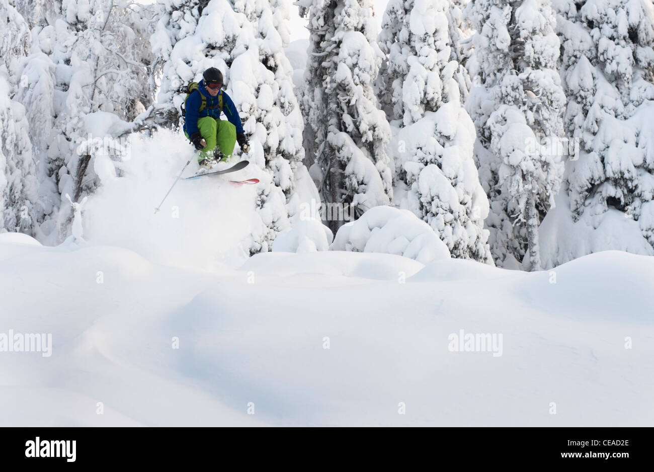 Un freeskier jumping in Iso-Syöte, Finlandia Foto Stock