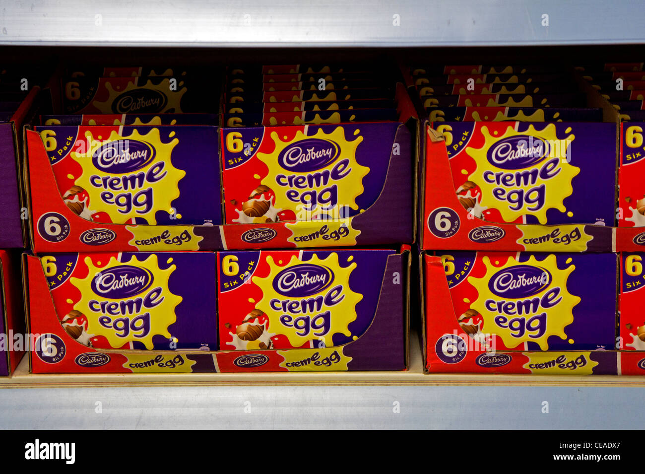 Cadbury creme uova in un supermercato uk Foto Stock