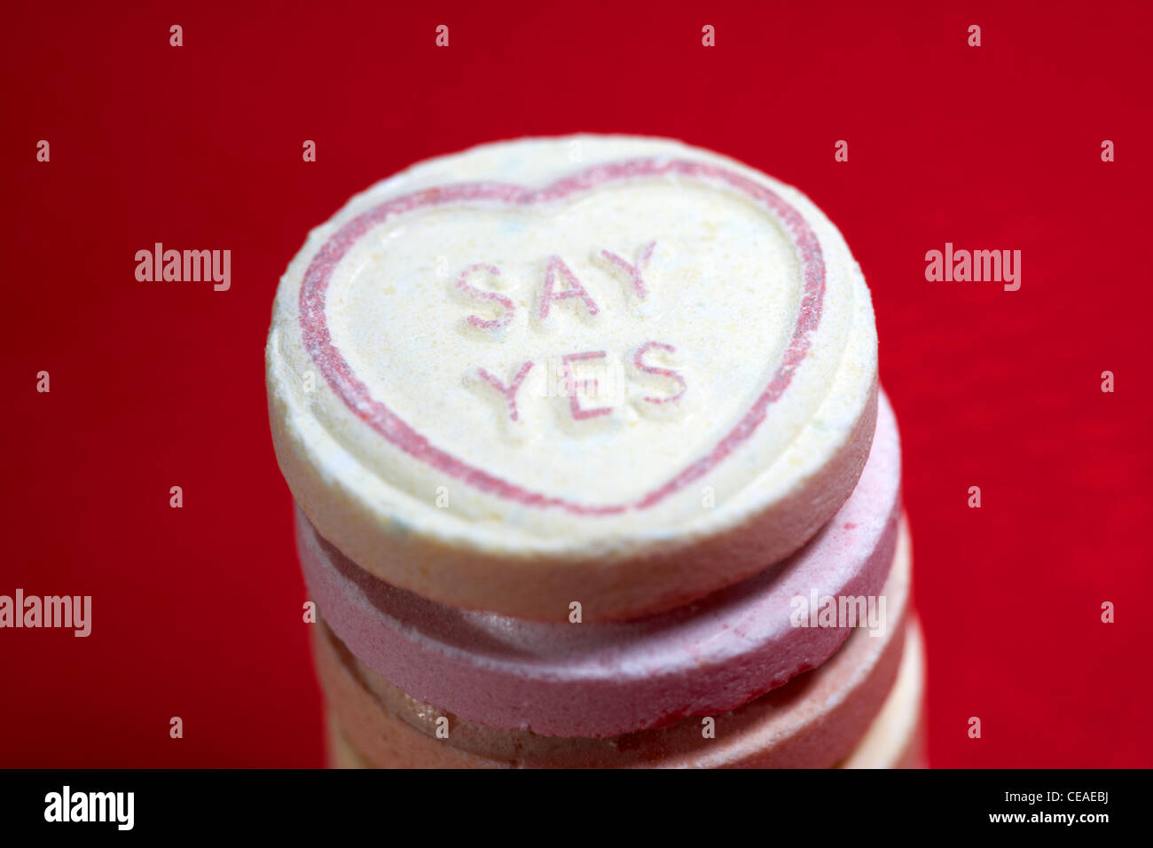 Dire sì proposta di matrimonio amore cuore dolce su sfondo rosso Foto Stock