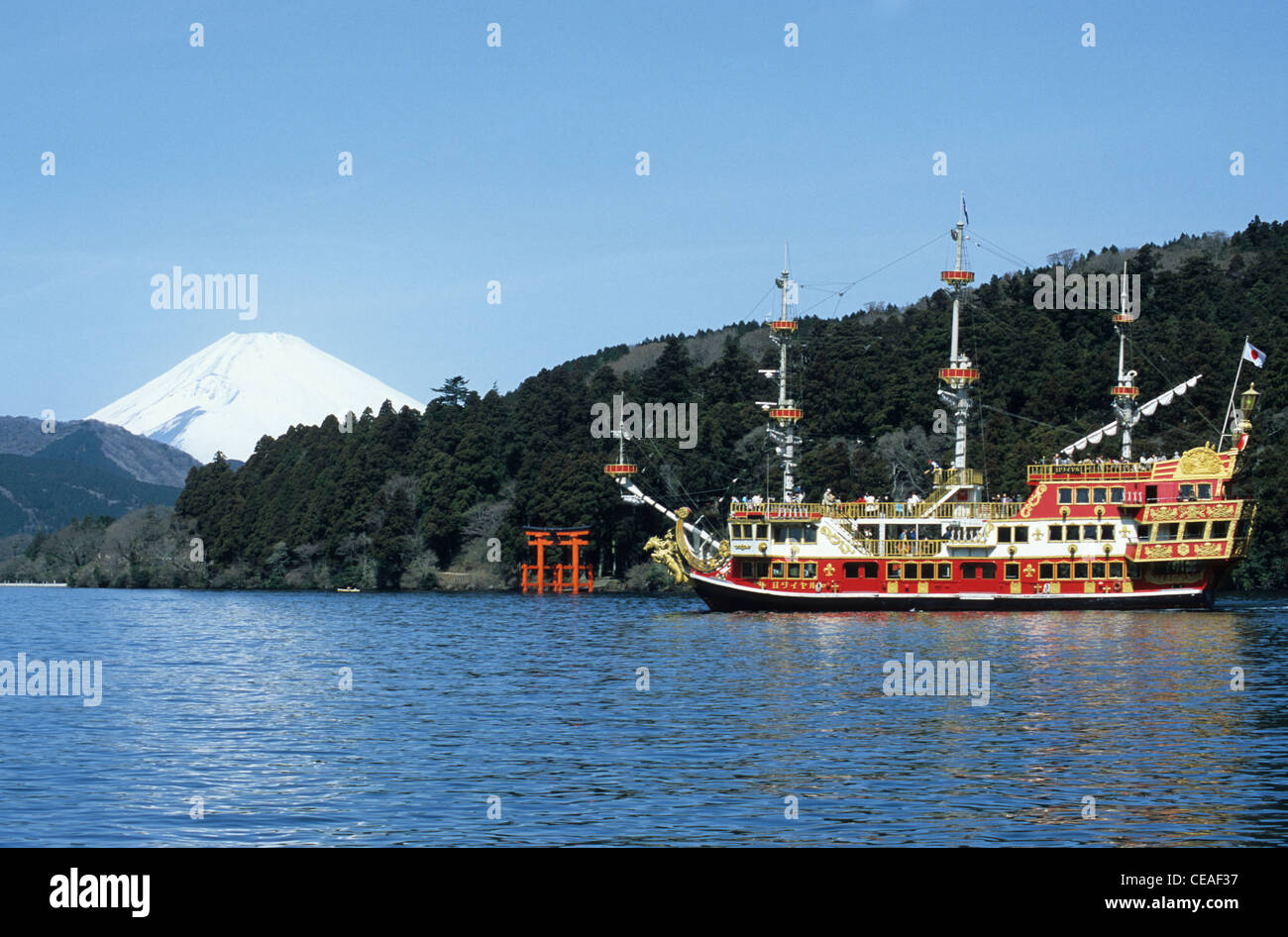 Turista nave pirata sul lago Ashino, con il Monte Fuji in una distanza, Hakone, nella prefettura di Kanagawa, Giappone Foto Stock