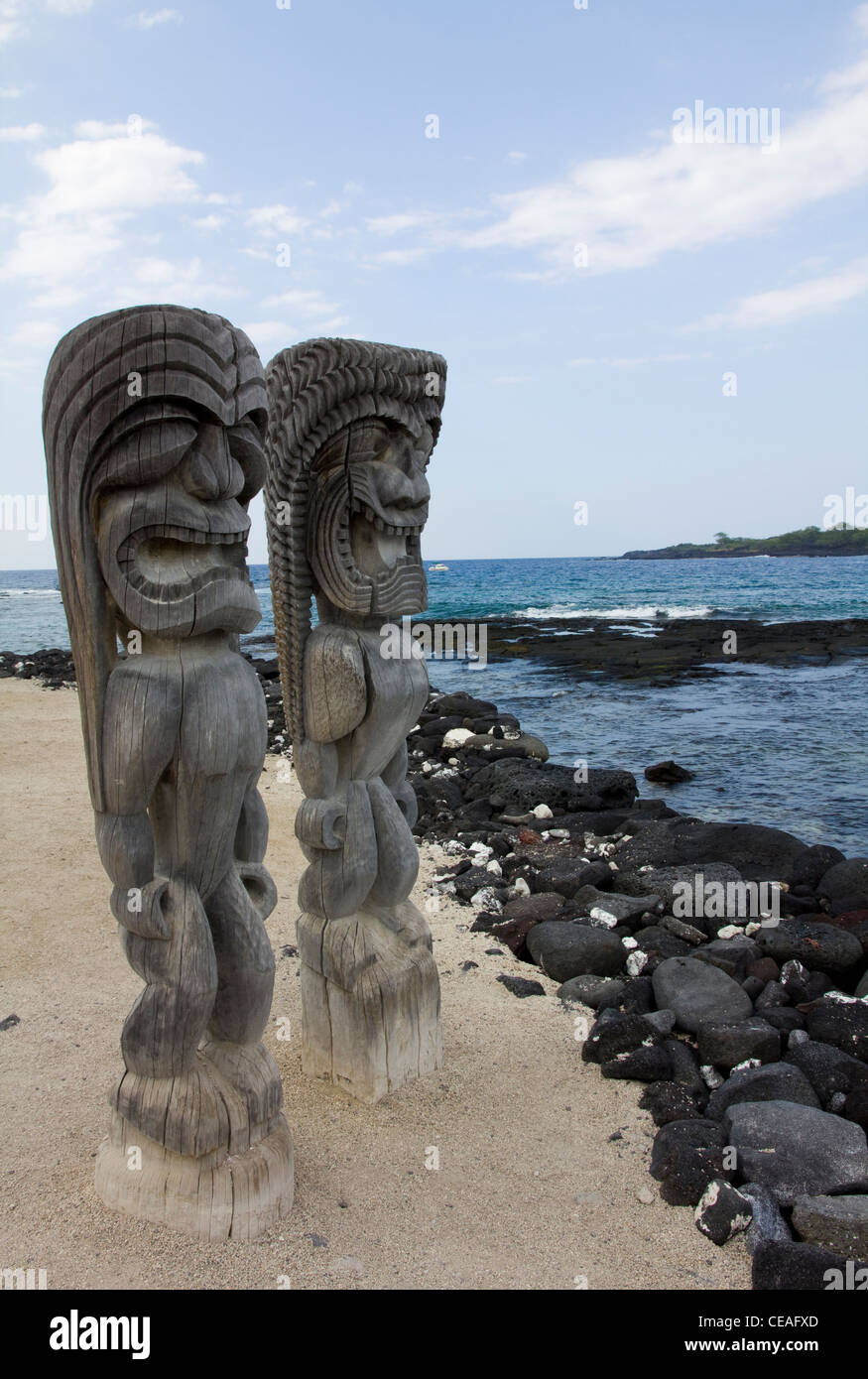 Legno scuptures, Pu'uhonua O Honaunau National Historical Park, Costa di Kona, Big Island delle Hawaii, Foto Stock
