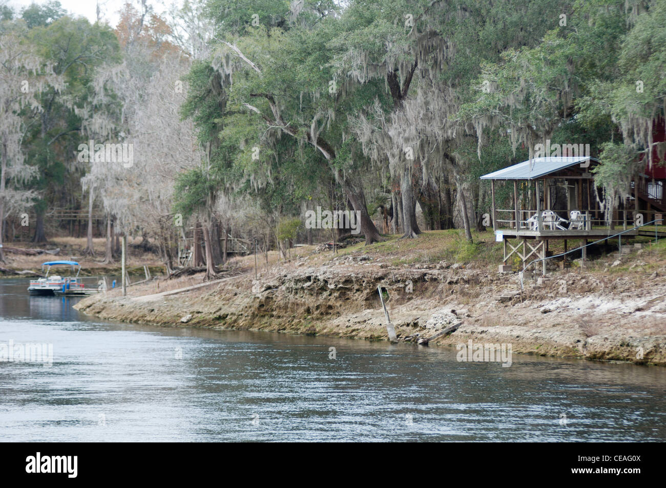 Barca Privata e la piattaforma sulla banca di Santa Fe river, Florida, Stati Uniti, Stati Uniti d'America, America del Nord Foto Stock