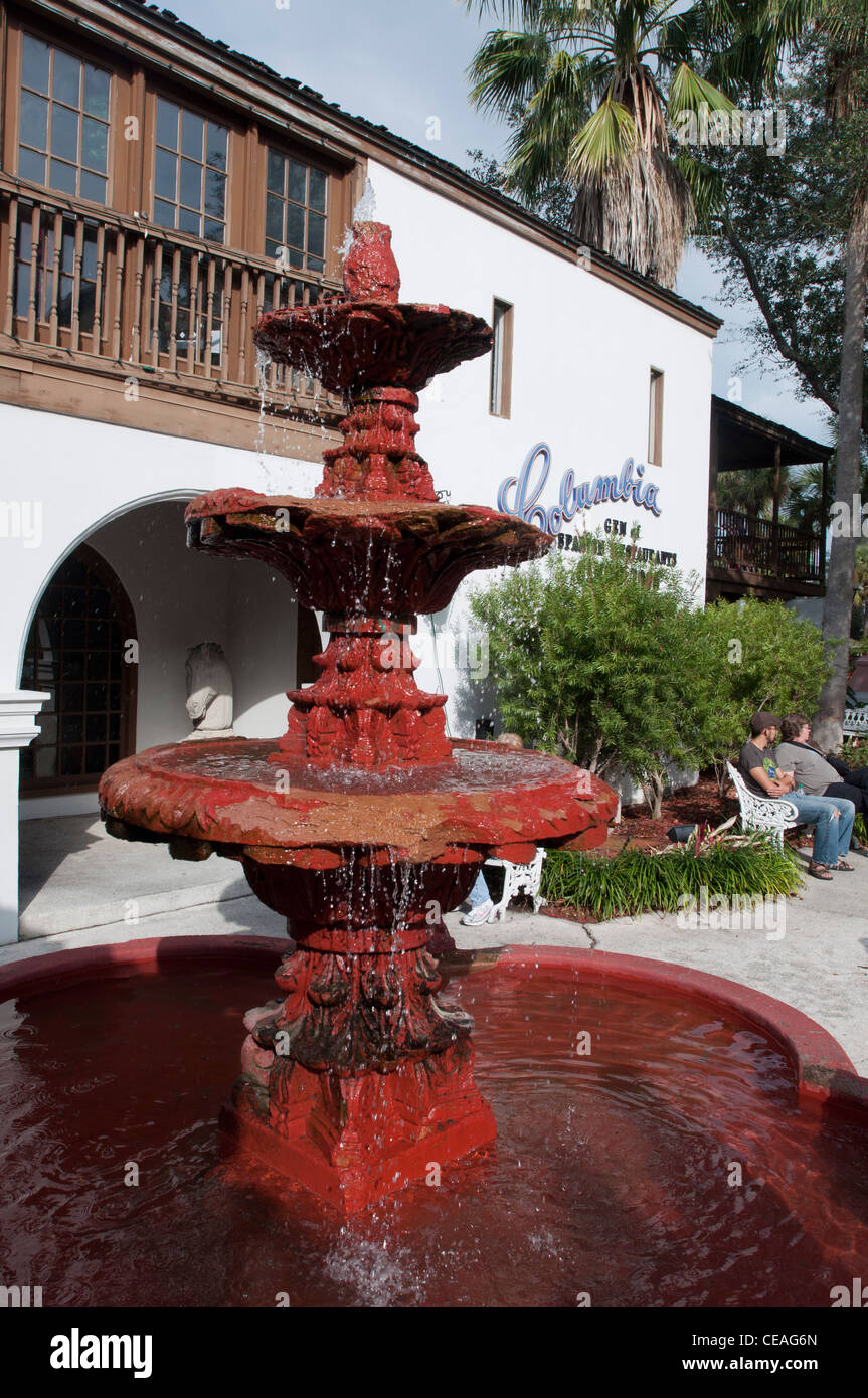 Fontana Rossa in piedi sul cantiere di Columbia ristorante spagnolo, St George Street, St Augustine, Florida, Stati Uniti, STATI UNITI D'AMERICA Foto Stock