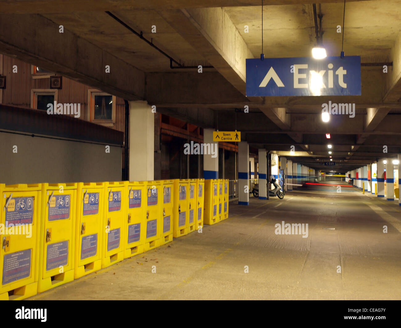 Segnale di uscita in un parcheggio multipiano Foto Stock