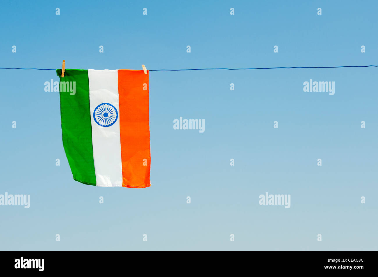 Bandiera indiana su una linea di lavaggio contro un cielo blu. Andhra Pradesh, India Foto Stock