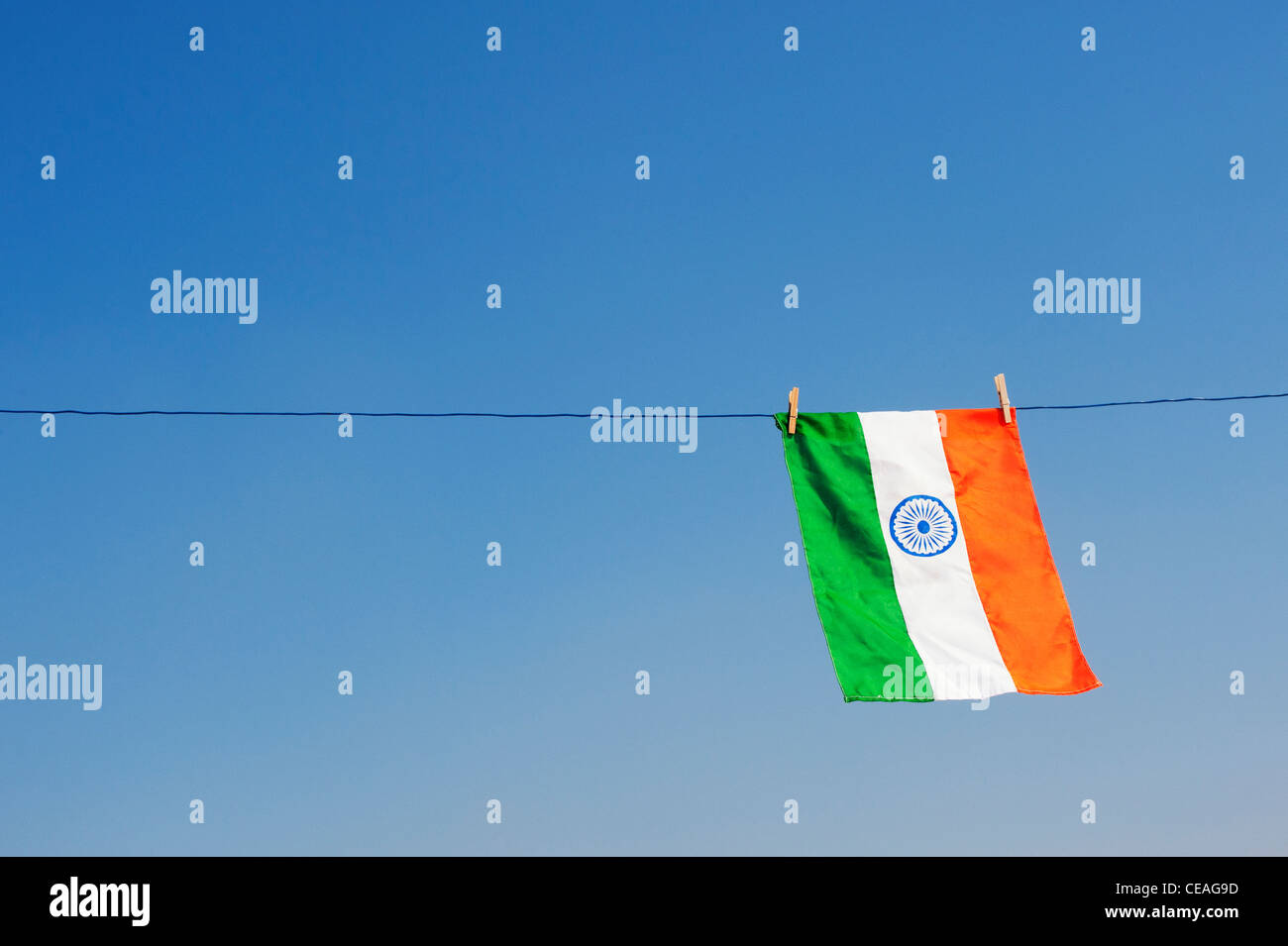 Bandiera indiana su una linea di lavaggio contro un cielo blu. Andhra Pradesh, India Foto Stock