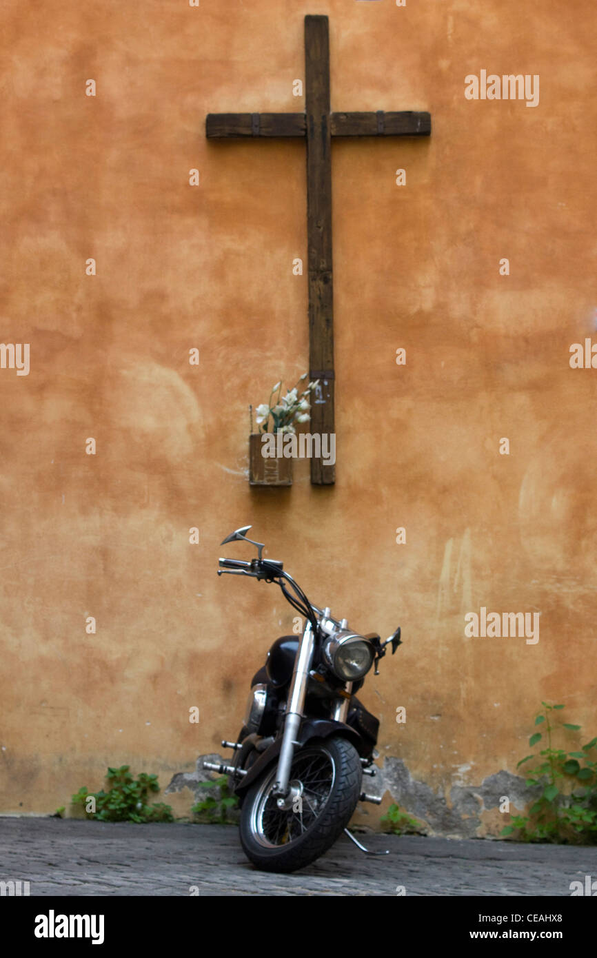 In legno croce cristiana su una parete a Roma Italia Foto Stock
