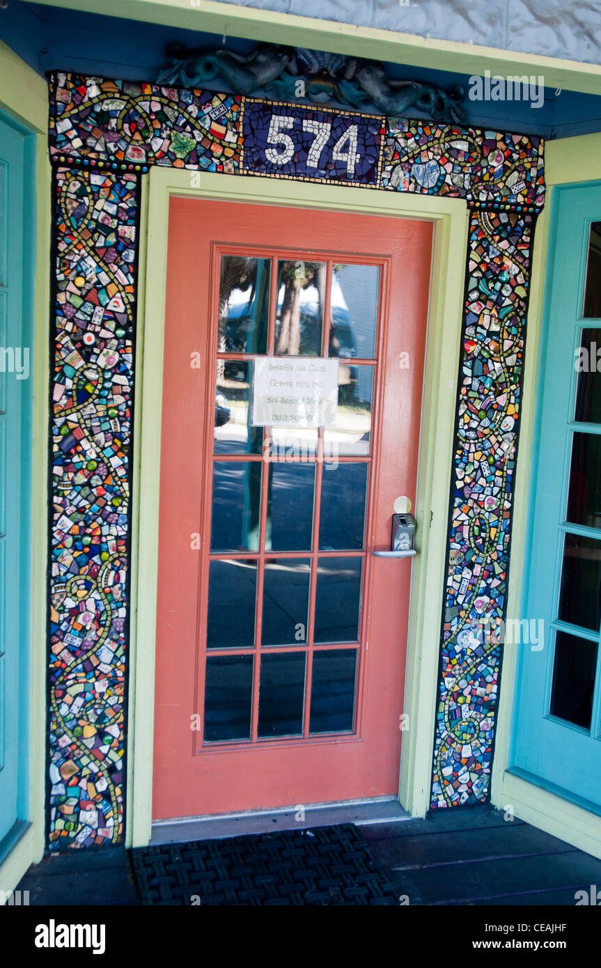 Casa colorati ingresso, seconda strada, Cedar Key, Florida, Stati Uniti, STATI UNITI D'AMERICA Foto Stock