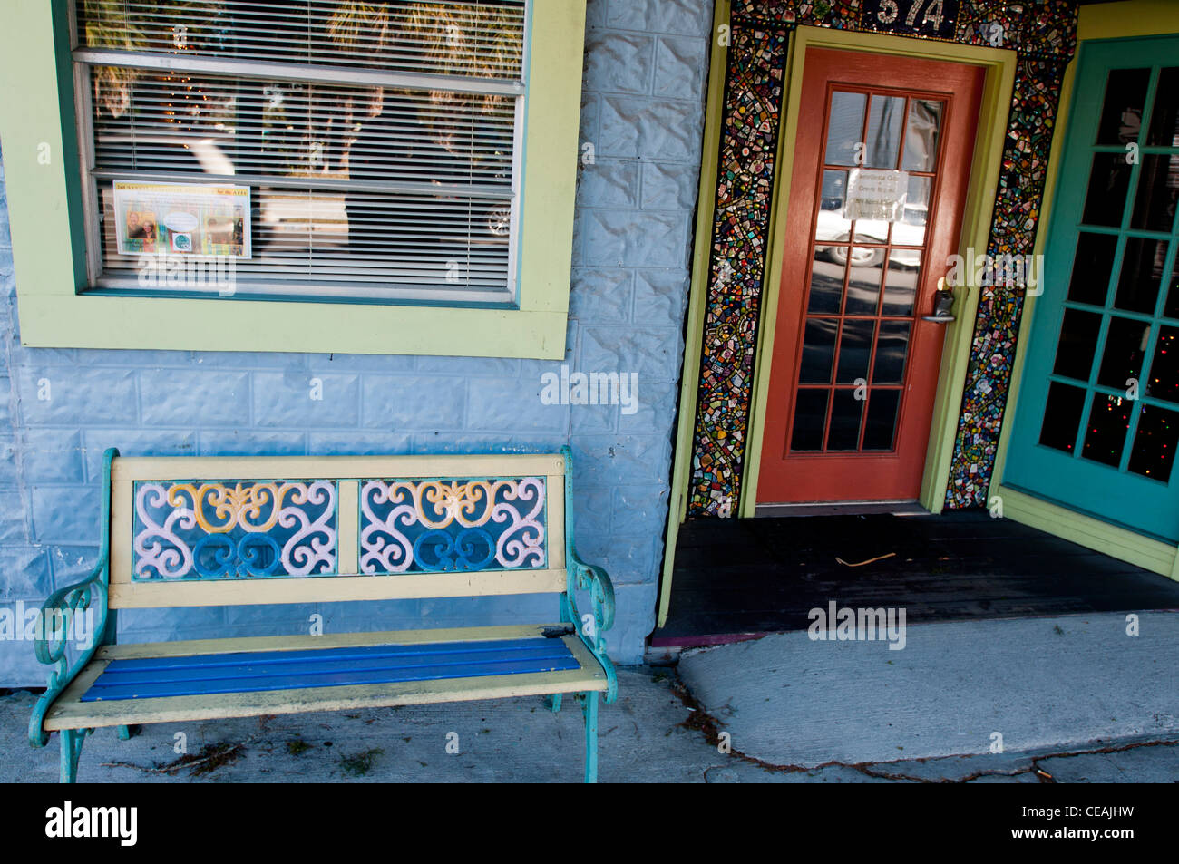 Blu banco colorati, la seconda strada, Cedar Key, Florida, Stati Uniti, STATI UNITI D'AMERICA Foto Stock