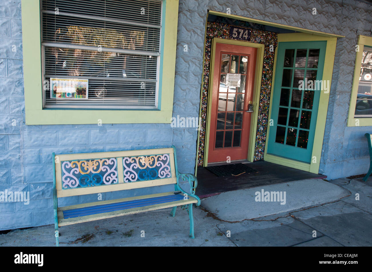 Blu banco colorati, la seconda strada, Cedar Key, Florida, Stati Uniti, STATI UNITI D'AMERICA Foto Stock