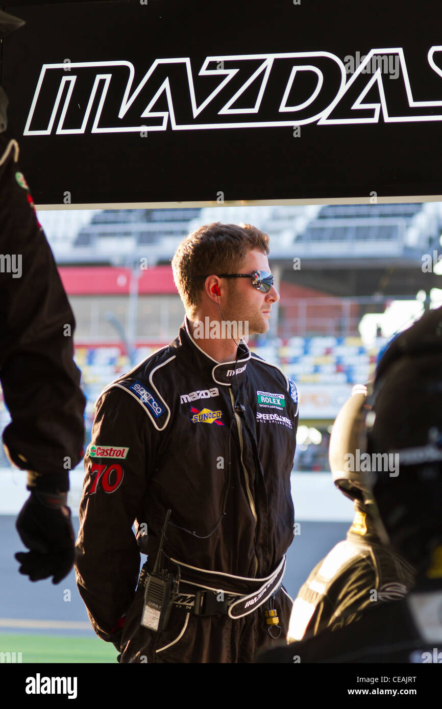 Membro di equipaggio per la Mazda Speedsource guardando la gara dal box durante il 2012 Rolex 24 a Daytona International Speedway Foto Stock