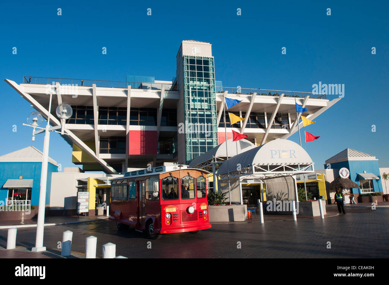 San Pietroburgo Pier One edificio, St Petersburg Florida, Stati Uniti, STATI UNITI D'AMERICA, cielo blu, bandiere colorate, bus rosso Foto Stock