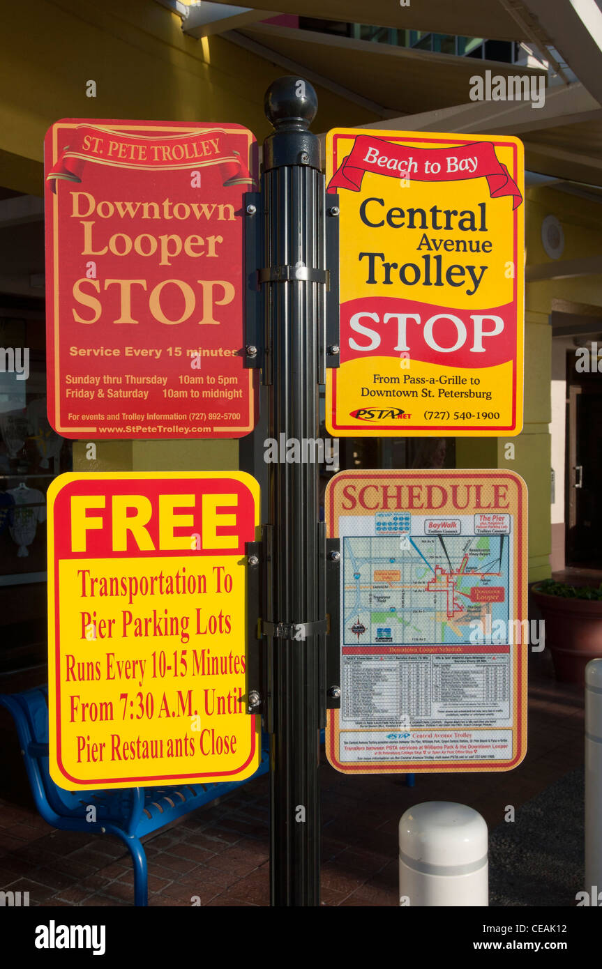 Il centro di crochet, carrello centrale e segno della mappa su San Pietroburgo Pier, Florida, Stati Uniti d'America Foto Stock