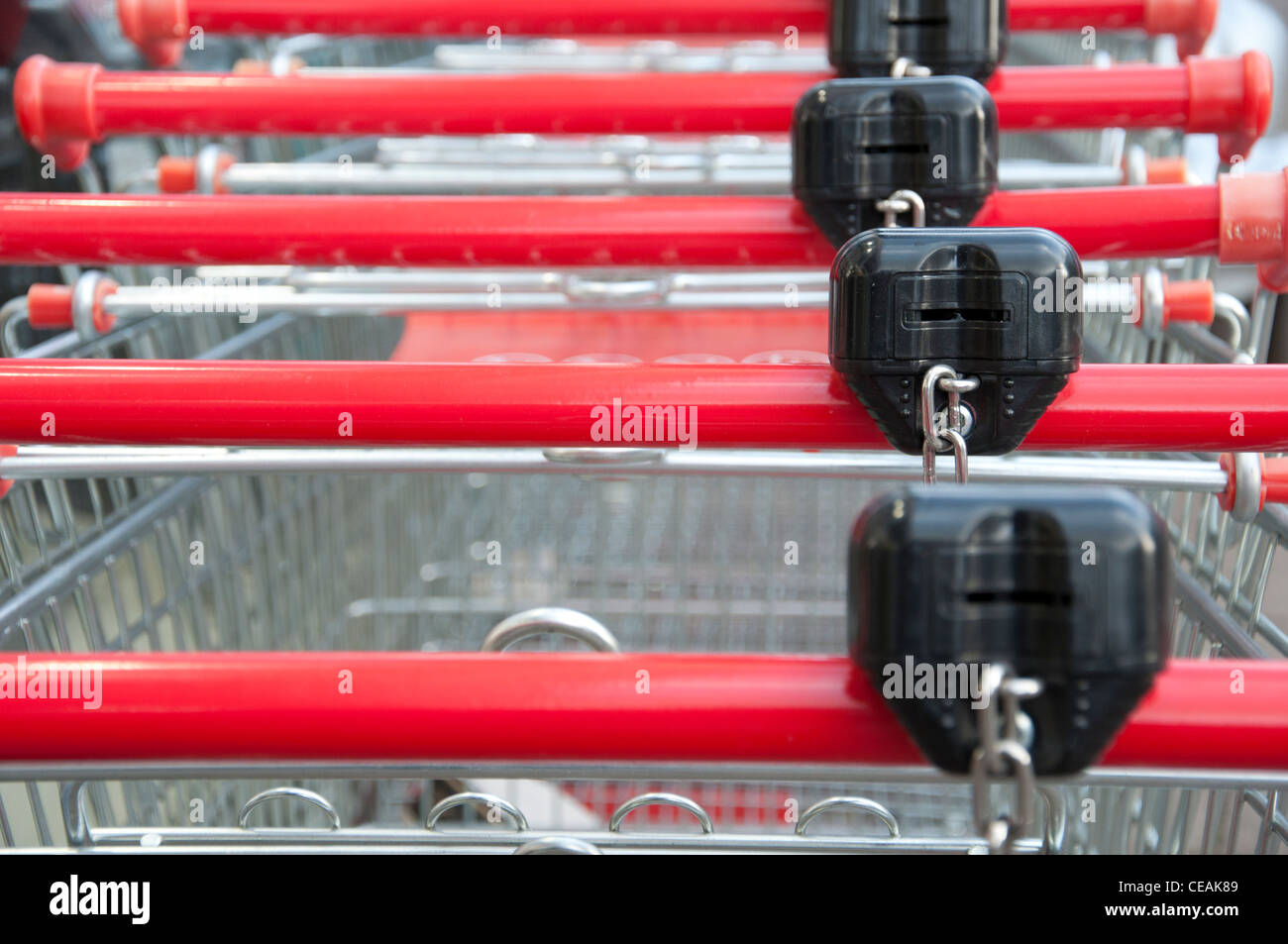Supermercato carrelli di shopping insieme bloccato. Foto Stock