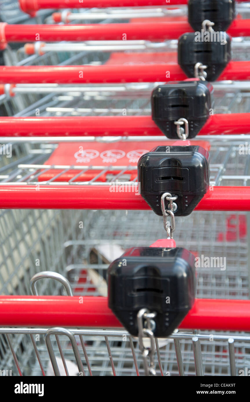Carrelli di shopping insieme bloccato al di fuori del supermercato. Foto Stock