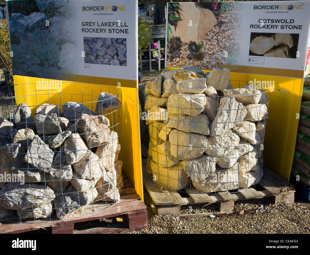 Rocce di pietra per giardino rockery sulla vendita Foto Stock