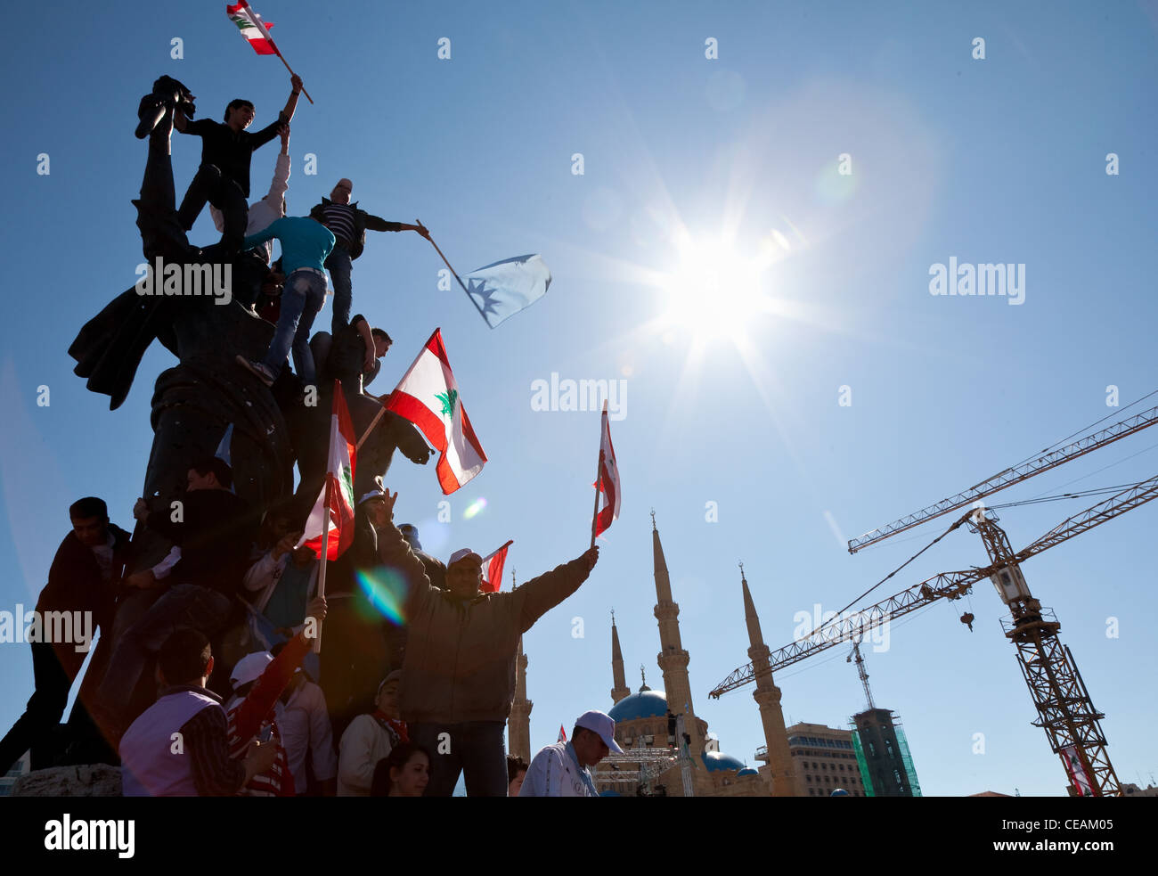Sostenitori politici con le bandiere scavalcare Piazza Martiri monumento a Beirut, in Libano durante la primavera araba del 2011. Angolo basso Foto Stock