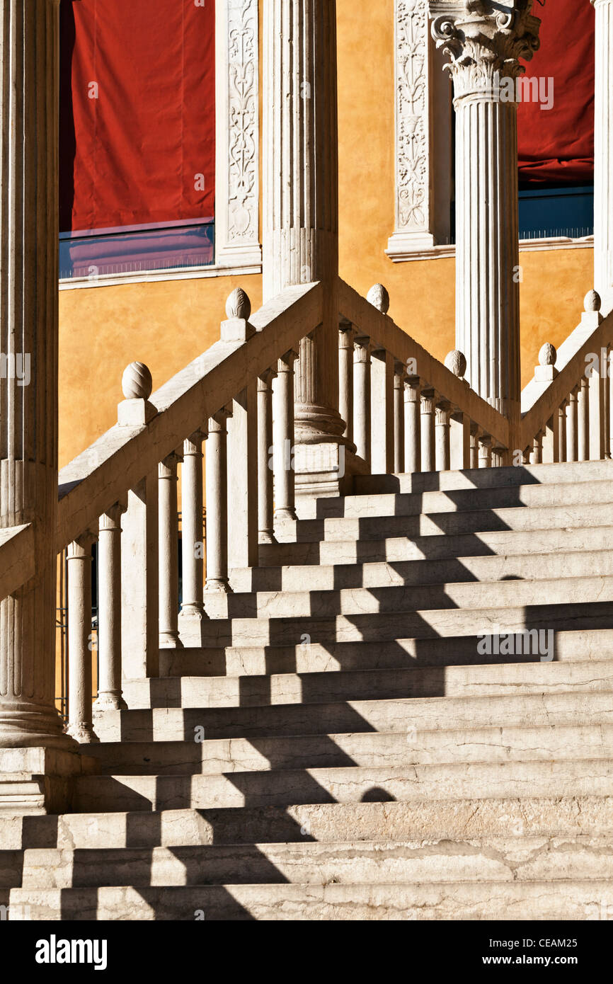 Sulla scalinata del Palazzo Municipale Ferrara Emilia Romagna Italia Foto Stock