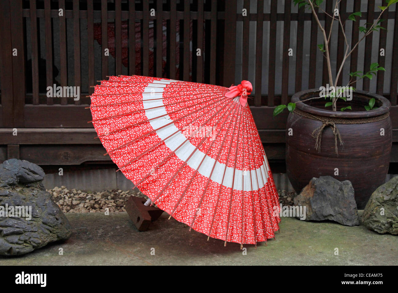 Un Ombrello giapponese di stile tradizionale di fronte a una casa a  Narai-juku Giappone Foto stock - Alamy