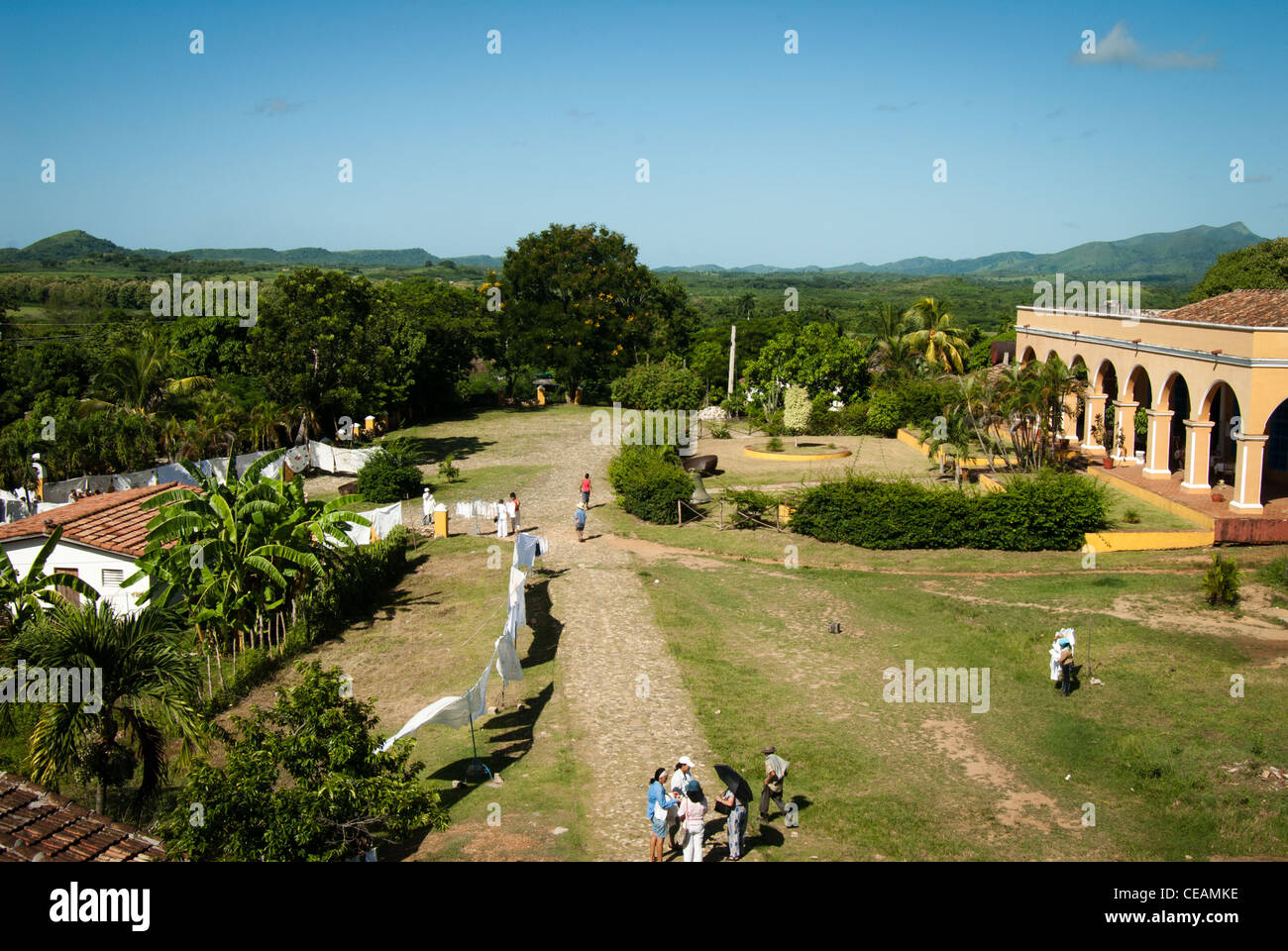 Cuba la valle de los Ingenios cotone merci per la vendita nel mercato locale e la vista generale della valle e la Manaca Iznaga house Foto Stock