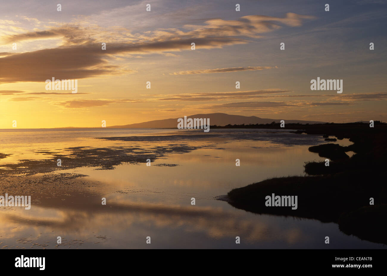 Tramonto Tramonto su Solway Firth estuario a Powfoot vicino Annan cercando fino a Criffel Scozia UK sul ciclo nazionale Route 7 Foto Stock