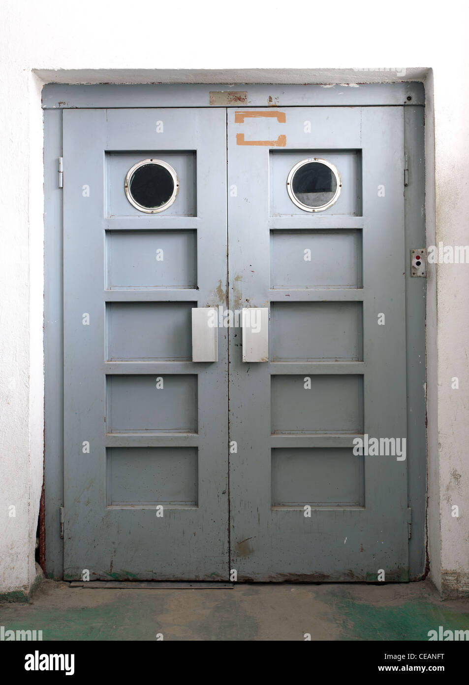 Solo una porta, vecchio ascensore porta all'interno della fabbrica Foto  stock - Alamy