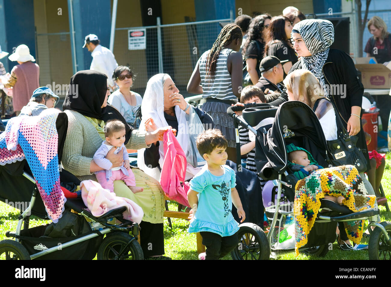 La gente di colture miste, highrise appartamenti, fitzroy Melbourne Victoria Australia Foto Stock