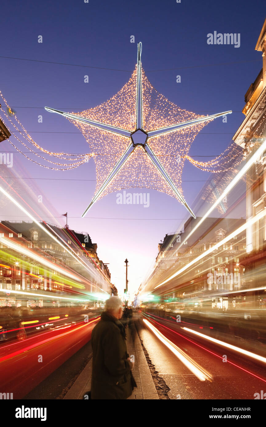 Le decorazioni di Natale in Oxford Street, Londra, Inghilterra Foto Stock