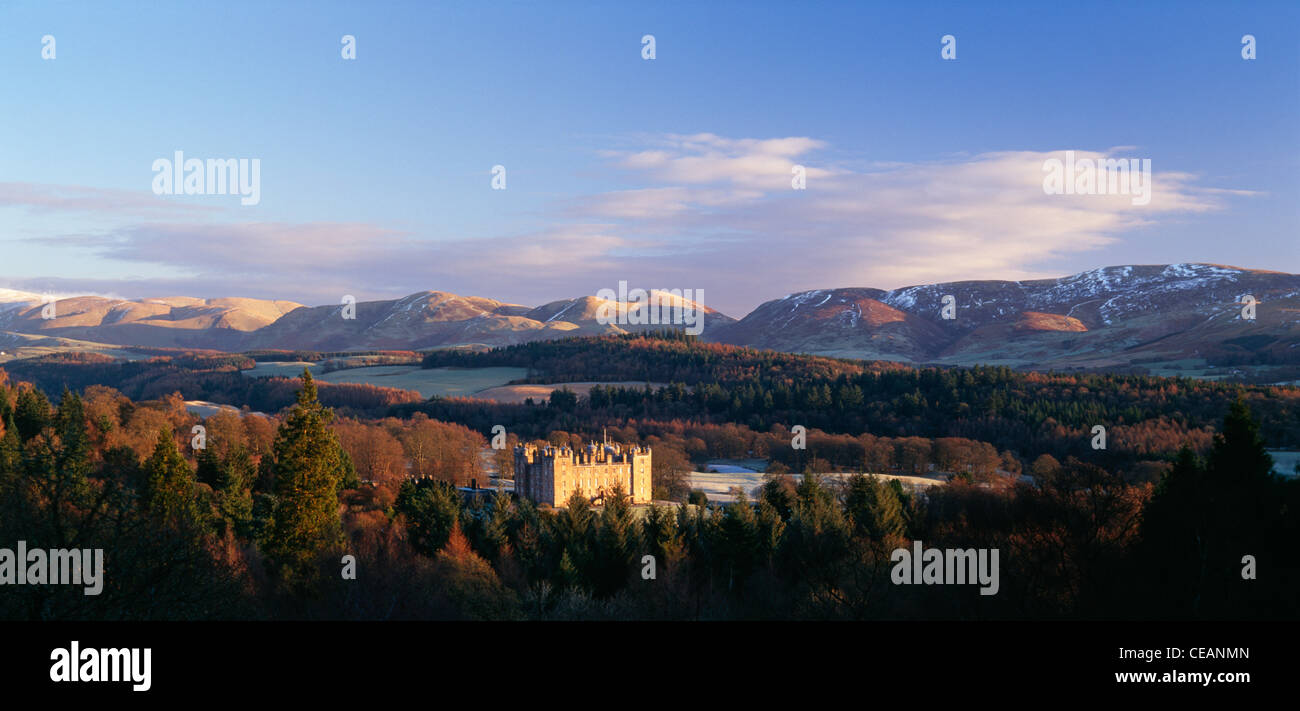 Sunrise neve invernale sul Lowther colline dietro il castello di Drumlanrig nel pittoresco paesaggio della valle Nith, Nithsdale, Scotland Regno Unito Foto Stock