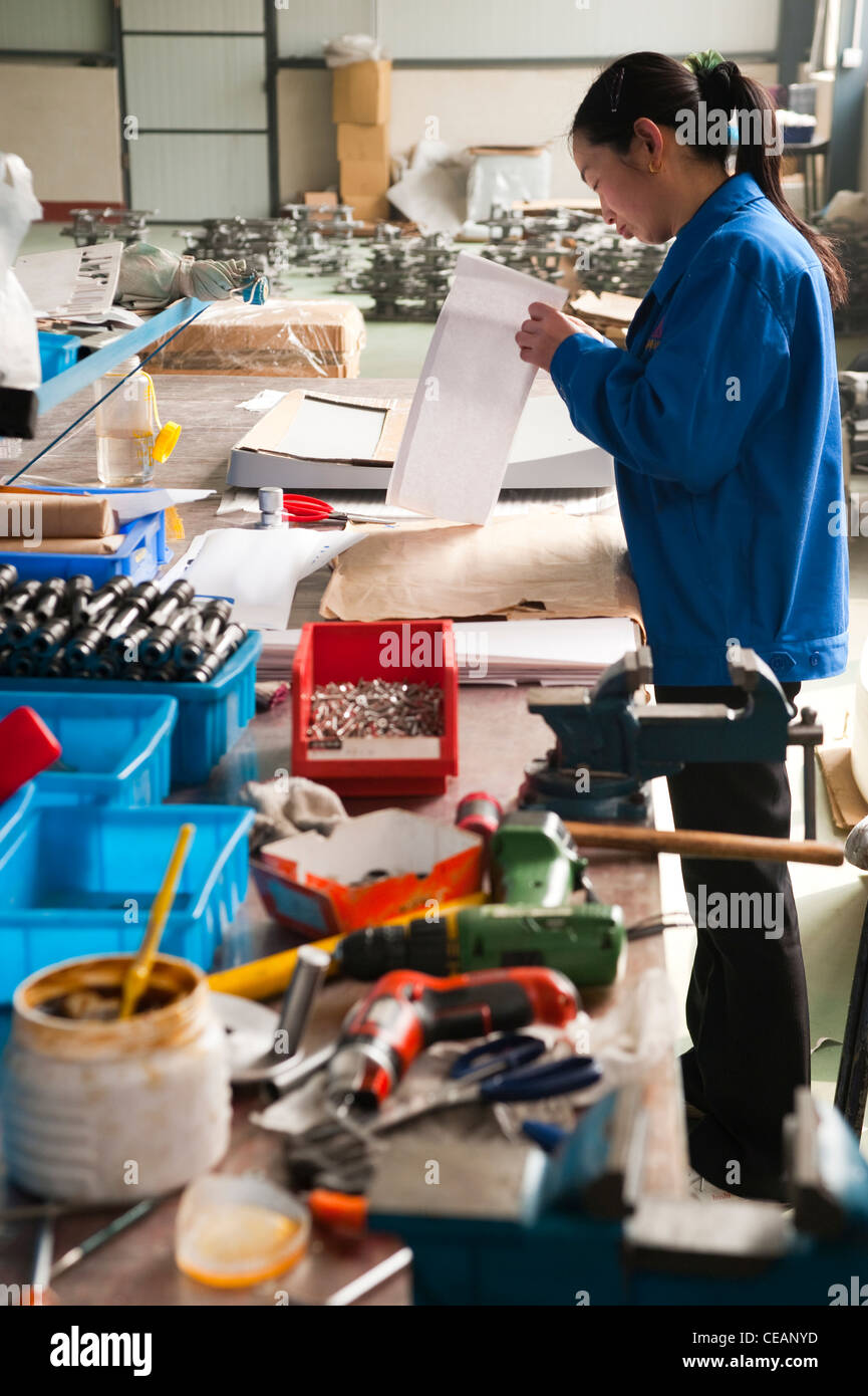 Lavoratore mobile satellite dish industria tecnologica, Hebei, provincia di Hebei, Cina, Asia. Foto Stock
