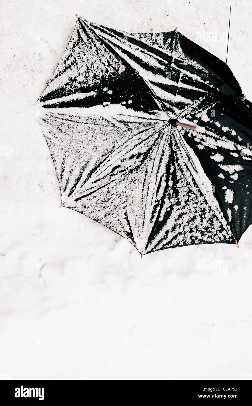 Ombrello rotto nella neve Foto Stock