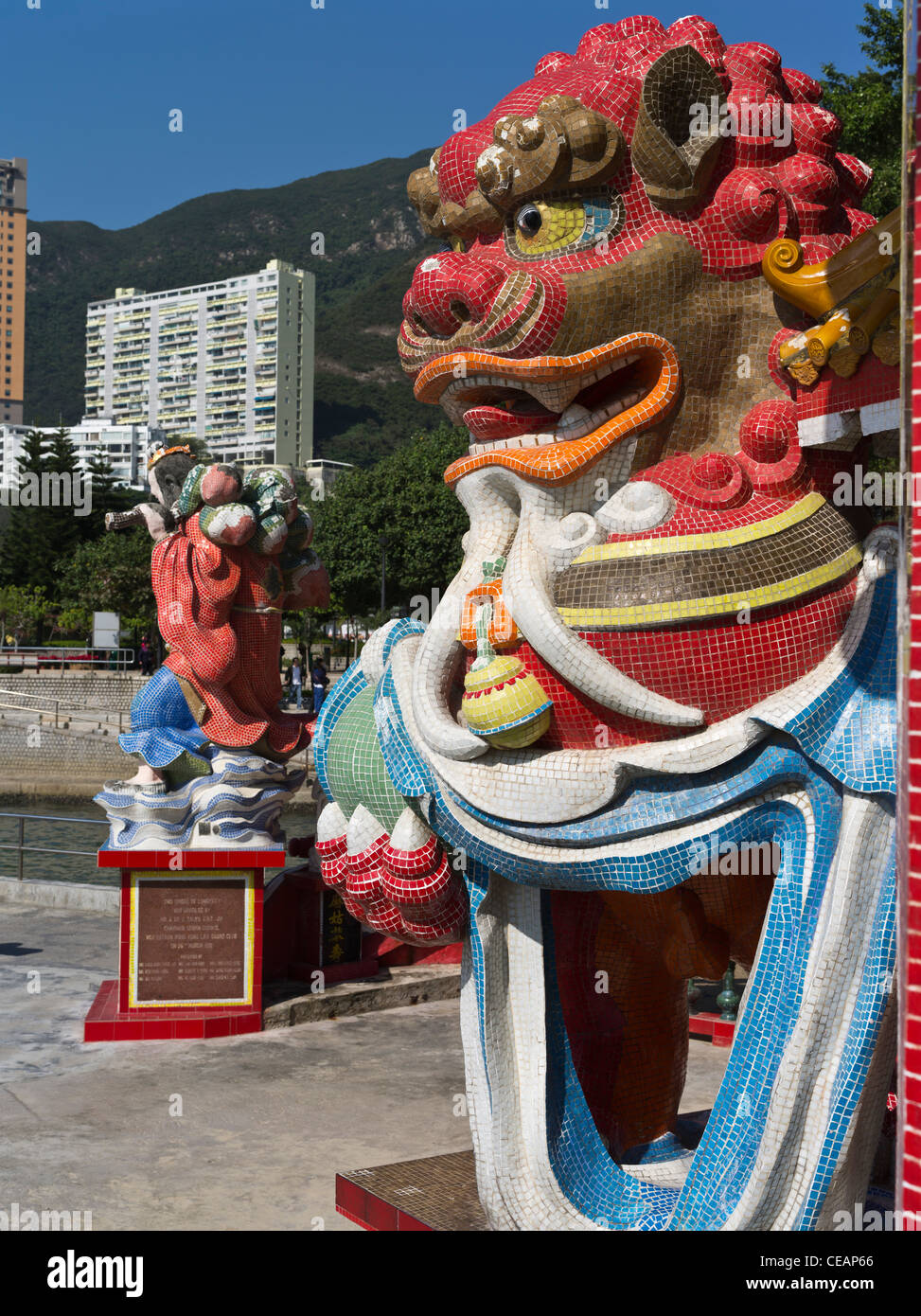 dh REPULSE BAY HONG KONG statue mosaico leone cinese a. tempio taoista statua cina cane foo taoism mazu templi idoli Foto Stock