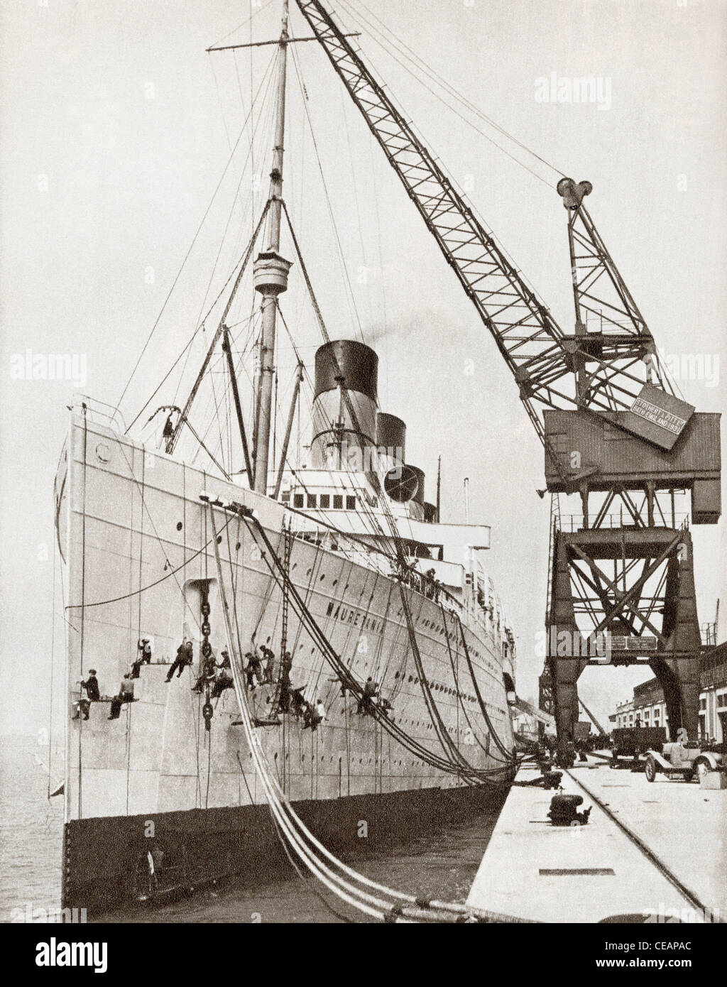 RMS della Mauritania e agganciato in fase di verniciatura. Dalla storia di 25 anni densi di eventi in immagini, pubblicato 1935. Foto Stock