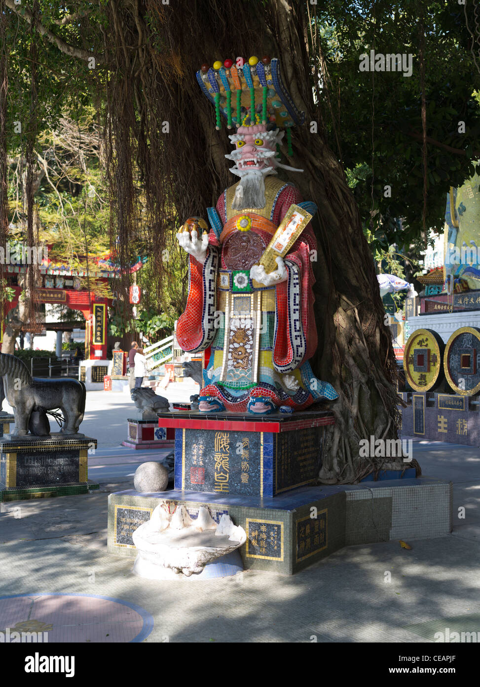 dh REPULSE BAY HONG KONG taoista cinese mosaico statua sotto banyan albero daoismo tao tempio cina mazu Foto Stock