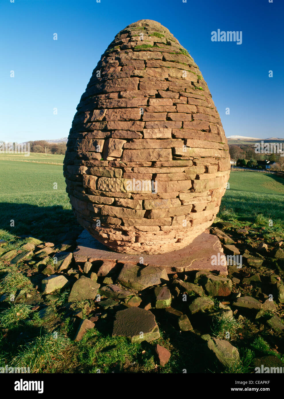 L'arte dello scultore Andy Goldsworthy scultura, Millennium Cairn nel paesaggio vicino Penpont Dumfriesshire Scotland Regno Unito Foto Stock