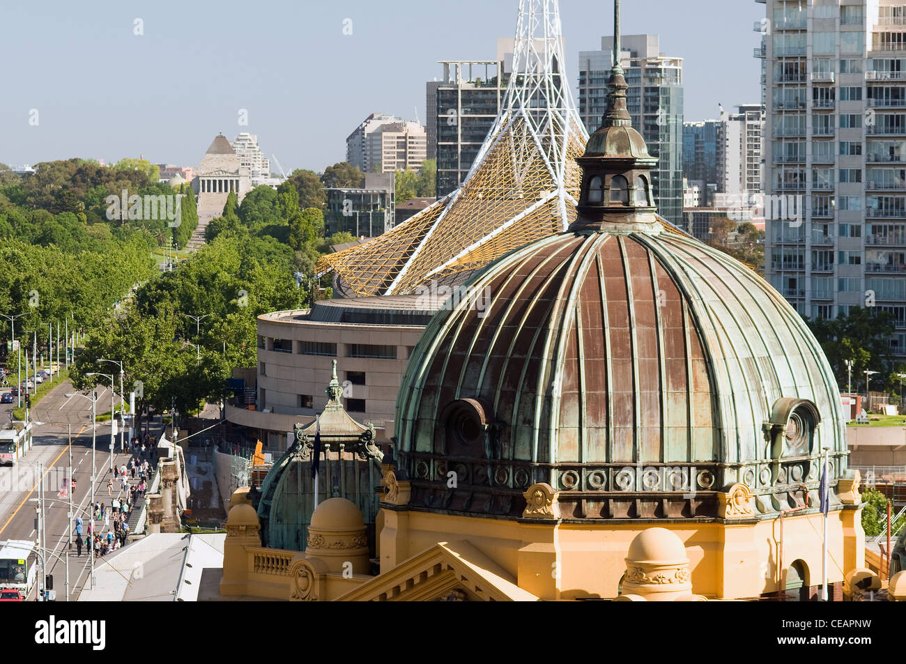 La stazione di Flinders Street dome, Arts Center guglia, Swanston Street e Memoriale di guerra. Melbourne Victoria Australia Foto Stock