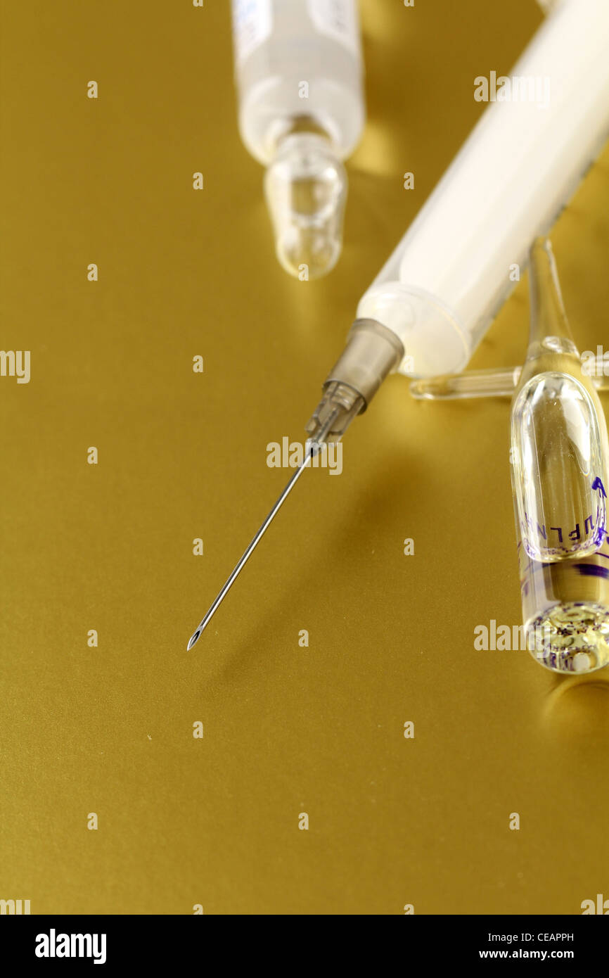 Close-up di vaccino goccia sulla siringa ago Foto Stock