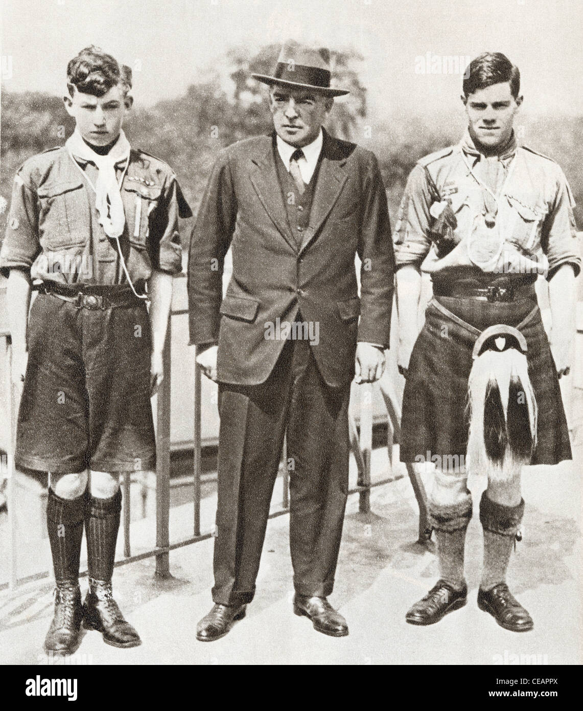 Sir Ernest Henry Shackleton visto qui con due boy scout, Norman Mooney (sinistra) e James William Slessor Marr (destra) Foto Stock