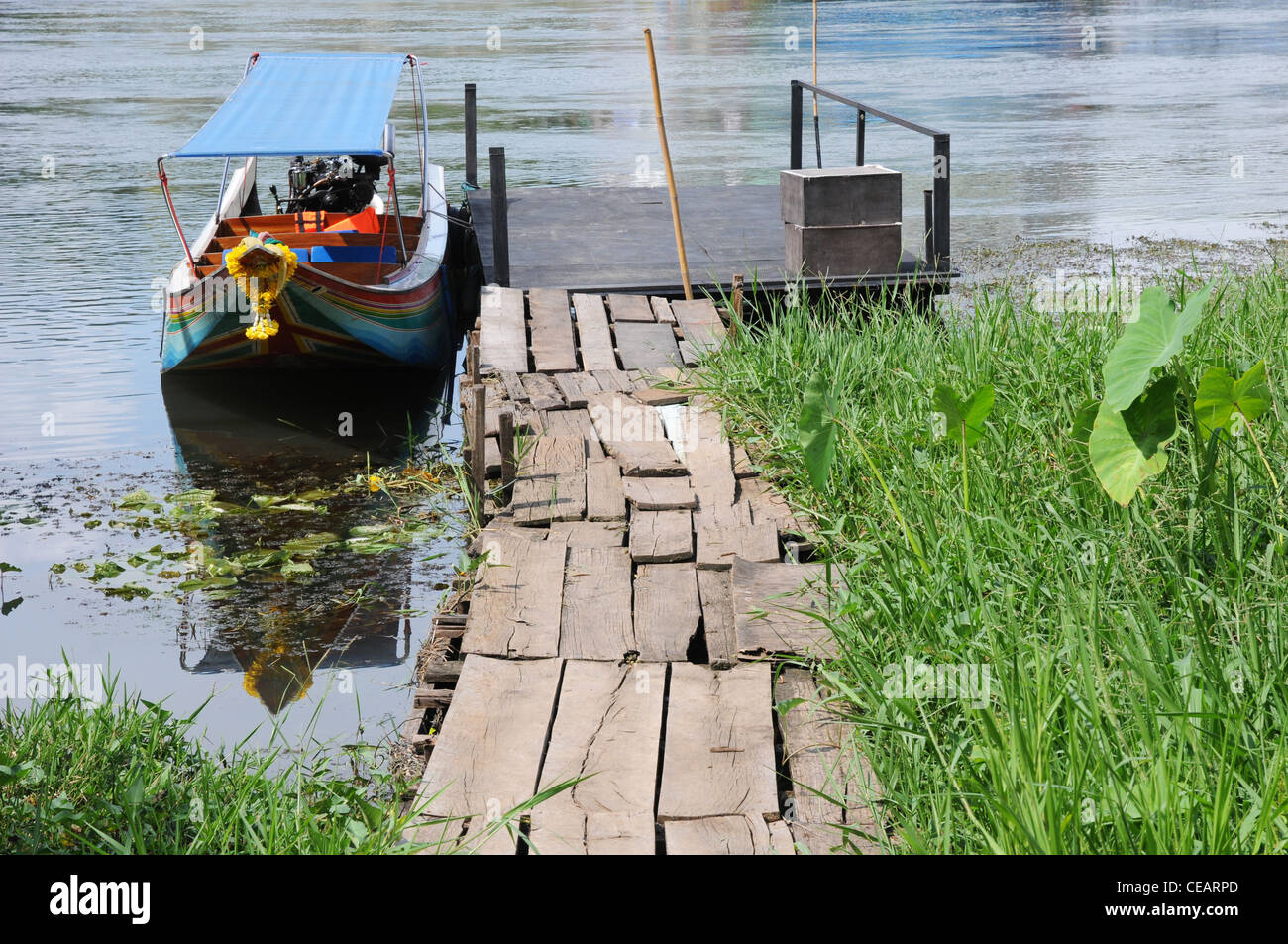 Longtail boat ormeggiato sul Menam Kwae Yai river, Kanchanaburi Thailandia Foto Stock