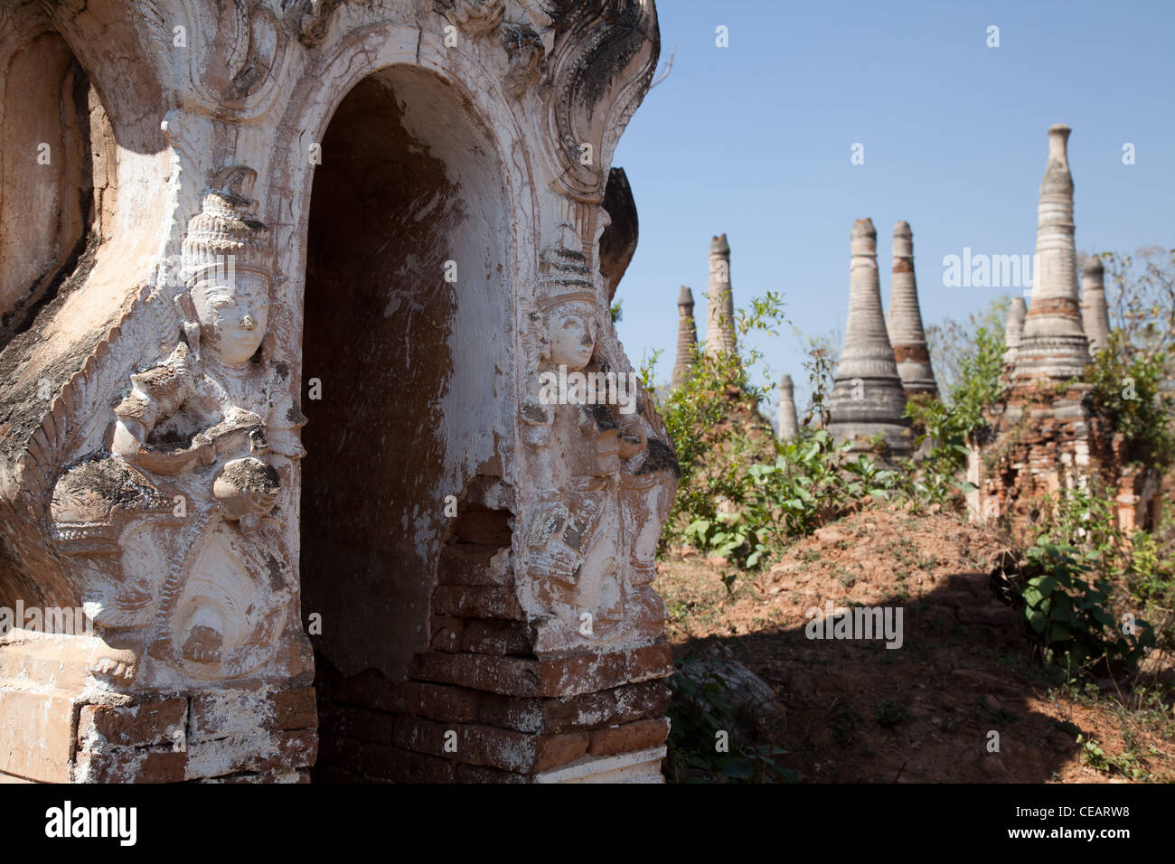 Shwe Inn Thein Paya, Indein, Birmania. Meteo-battuto zedi buddista costruito nel XVII e XVIII secolo danneggiato dal terremoto del 1975. Foto Stock