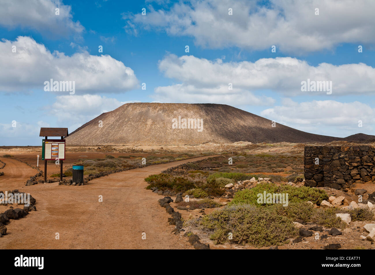 Percorso che va verso la caldera vulcanica su lobos, Fuerteventura Foto Stock