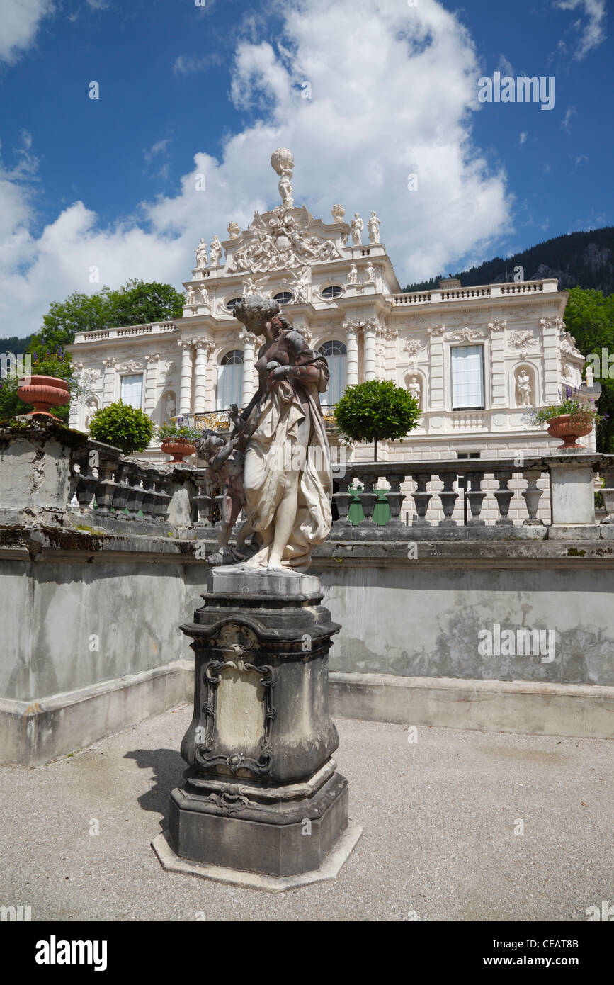 Statua come primo piano a Linderhof Palace vicino a Oberammergau, Garmisch-Partenkirchen nel sud-ovest della Baviera vicino a Ettal Abbey. Foto Stock