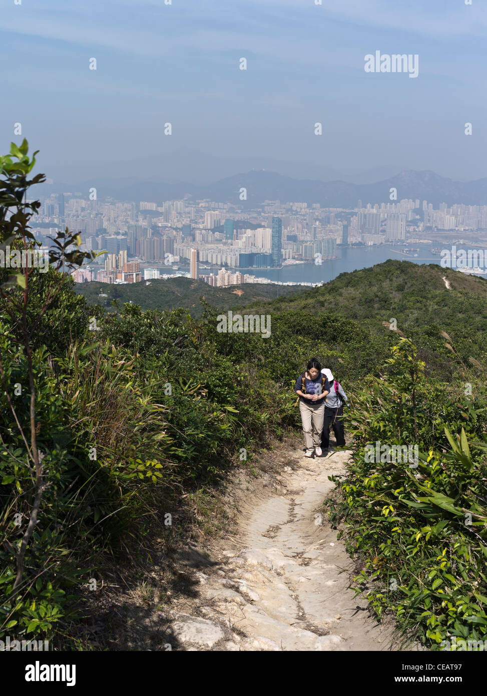 Dh Braemar hill sentiero Quarry Bay HONG KONG due ragazza cinese gli escursionisti a piedi su sentieri in colline sentiero escursionistico escursione dell'isola Foto Stock