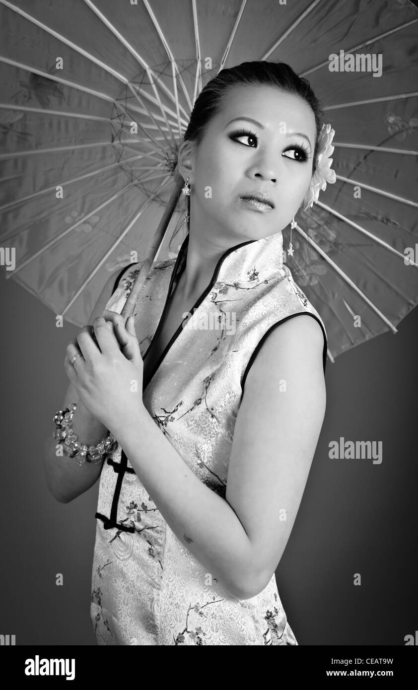 Immagine in bianco e nero di donna cinese con ombrellino di carta Foto  stock - Alamy