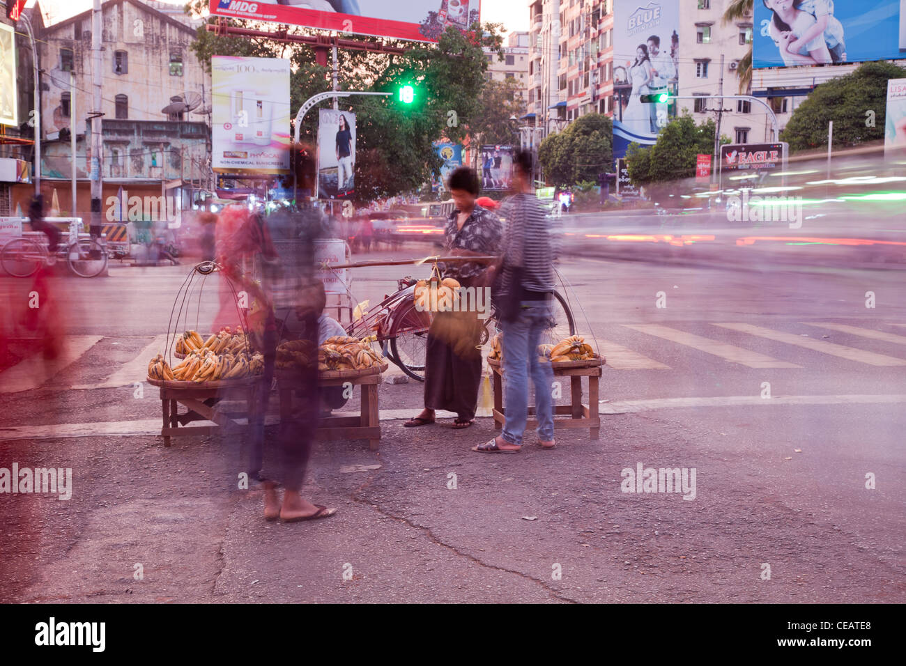 Street mercato della frutta con la visione e la tratta di persone. Rangoon, la Birmania. Foto Stock