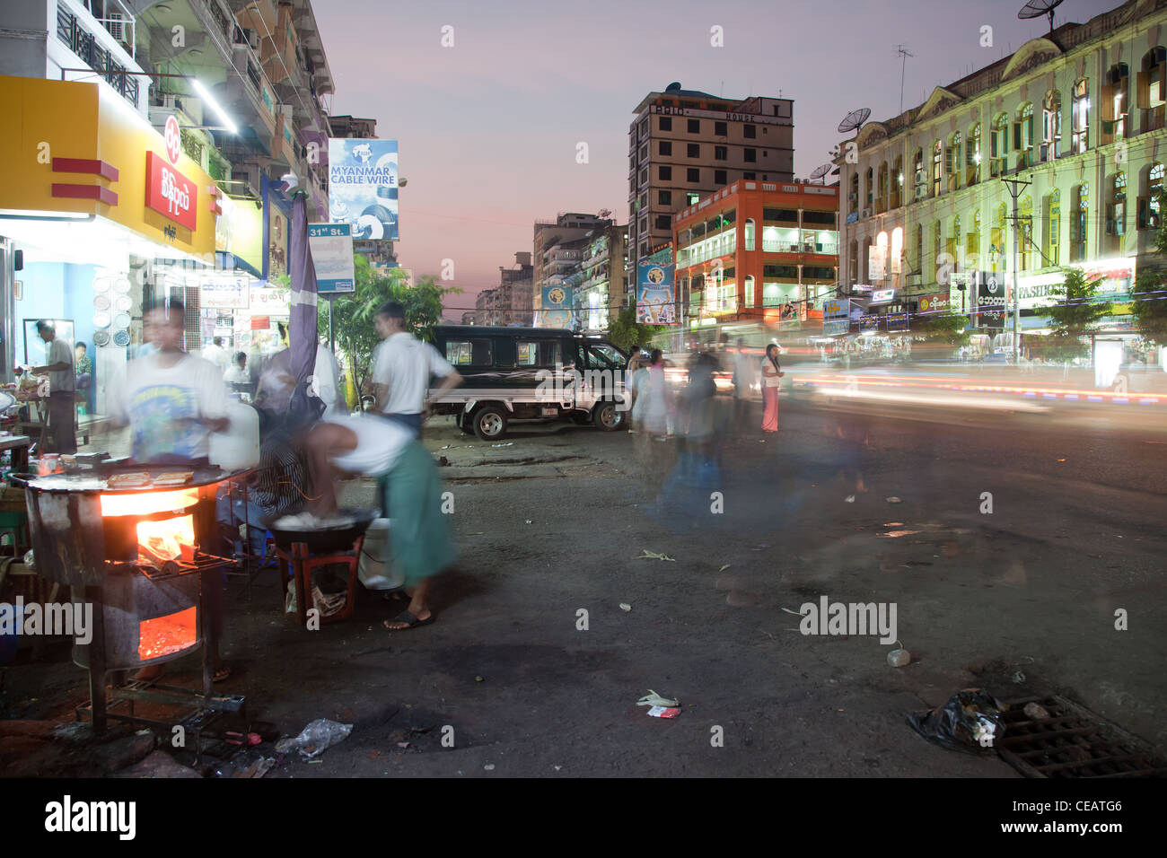 Street market alimentare con la visione e la tratta di persone. Rangoon, la Birmania. Foto Stock