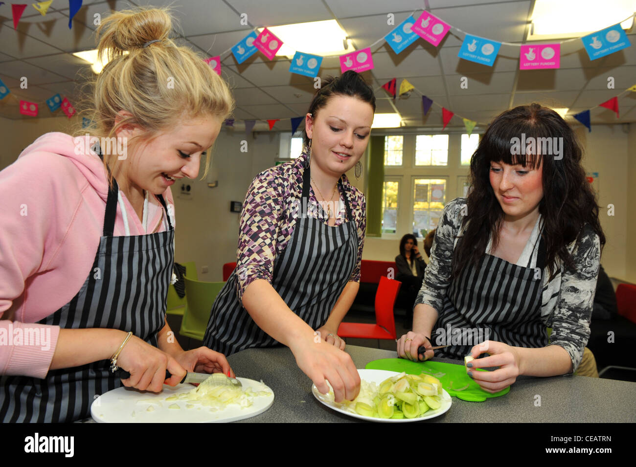 Gli adolescenti cucinare e imparare a mangiare sano presso un club dei giovani, West Yorkshire Foto Stock